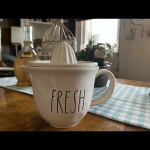 Rae Dunn “Fresh” juicer.  Never used- just display purposes.